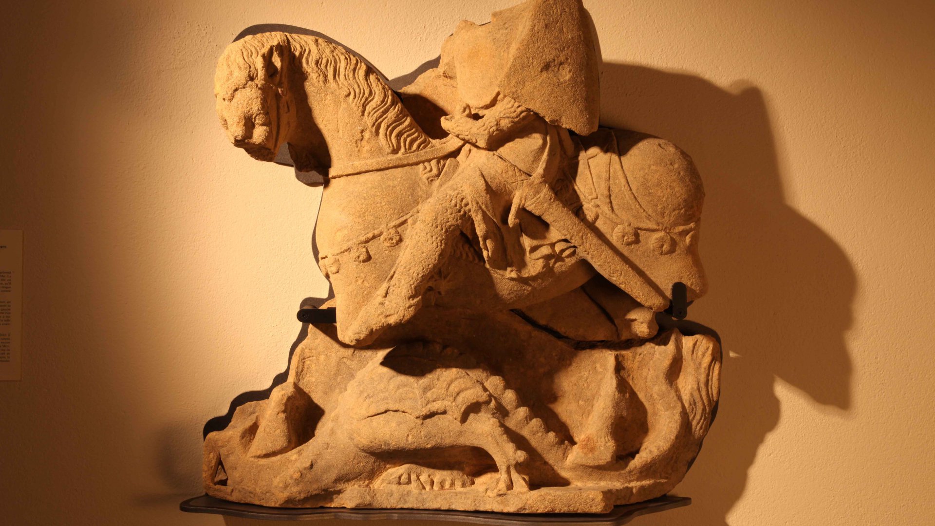Groupe sculpté : saint Georges terrassant le dragon