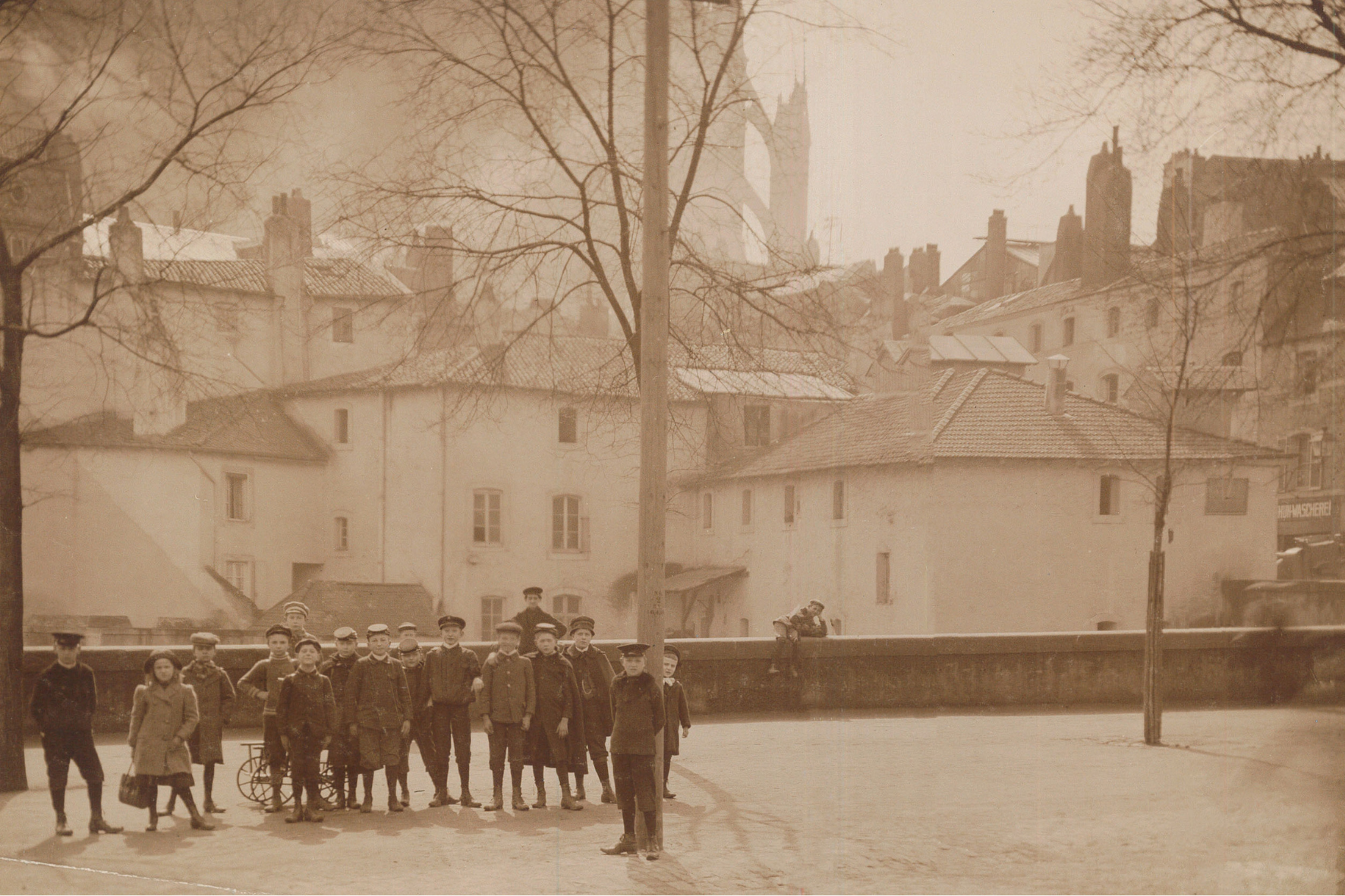 Photographie ancienne d'une cour d'école à Metz