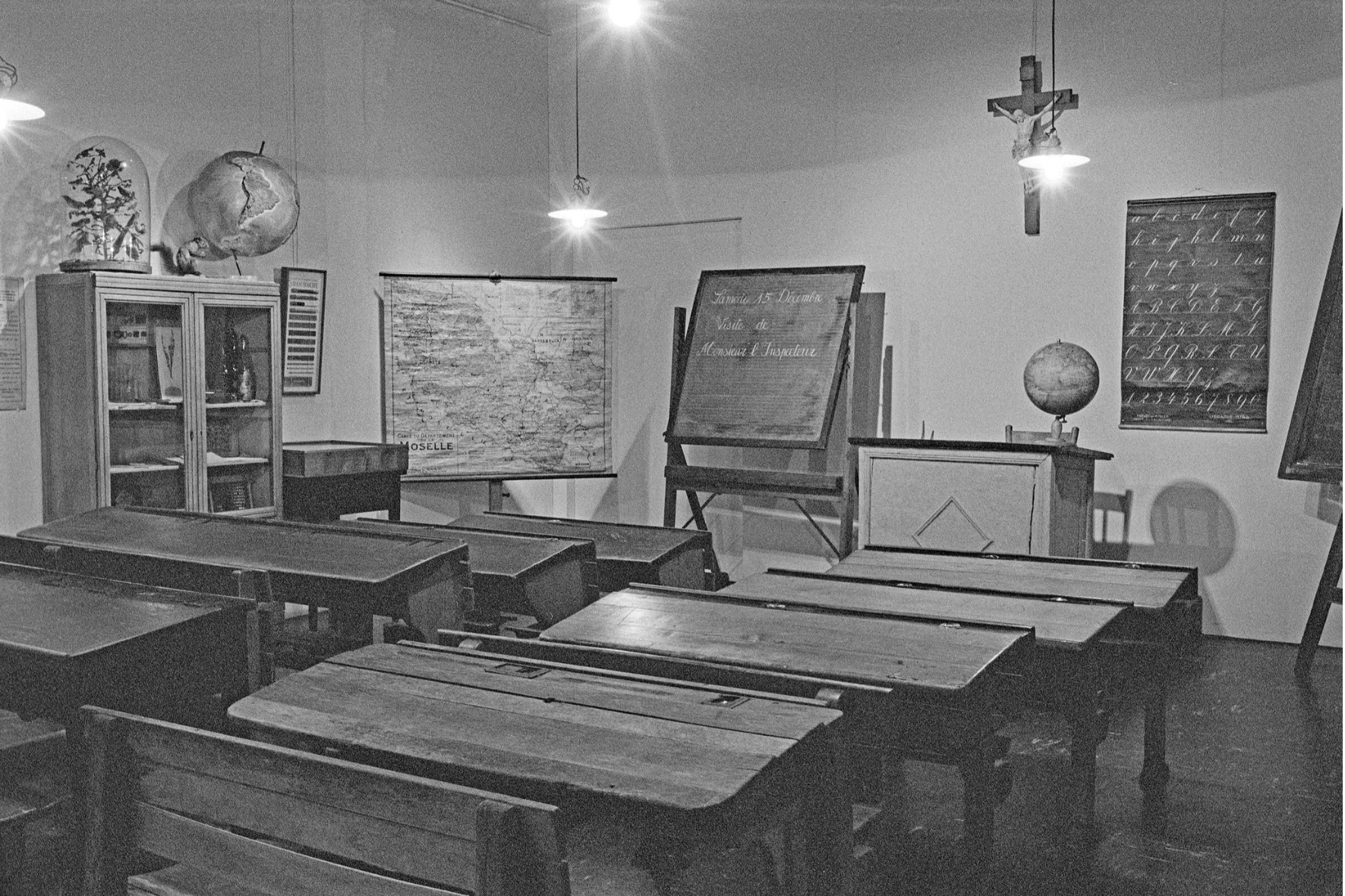 Photographie ancienne d'une salle de classe à Metz.